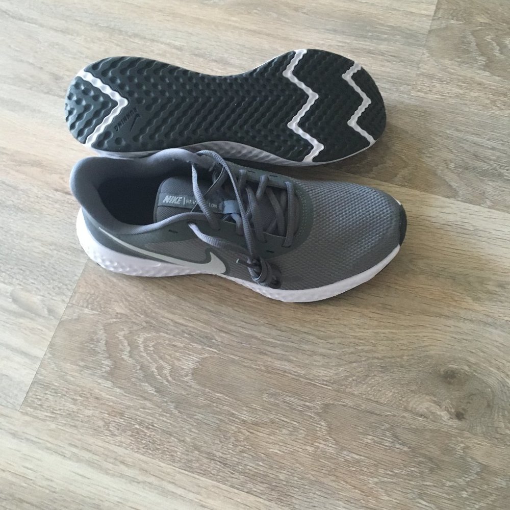 Nike revolution 5 .size (9 men)